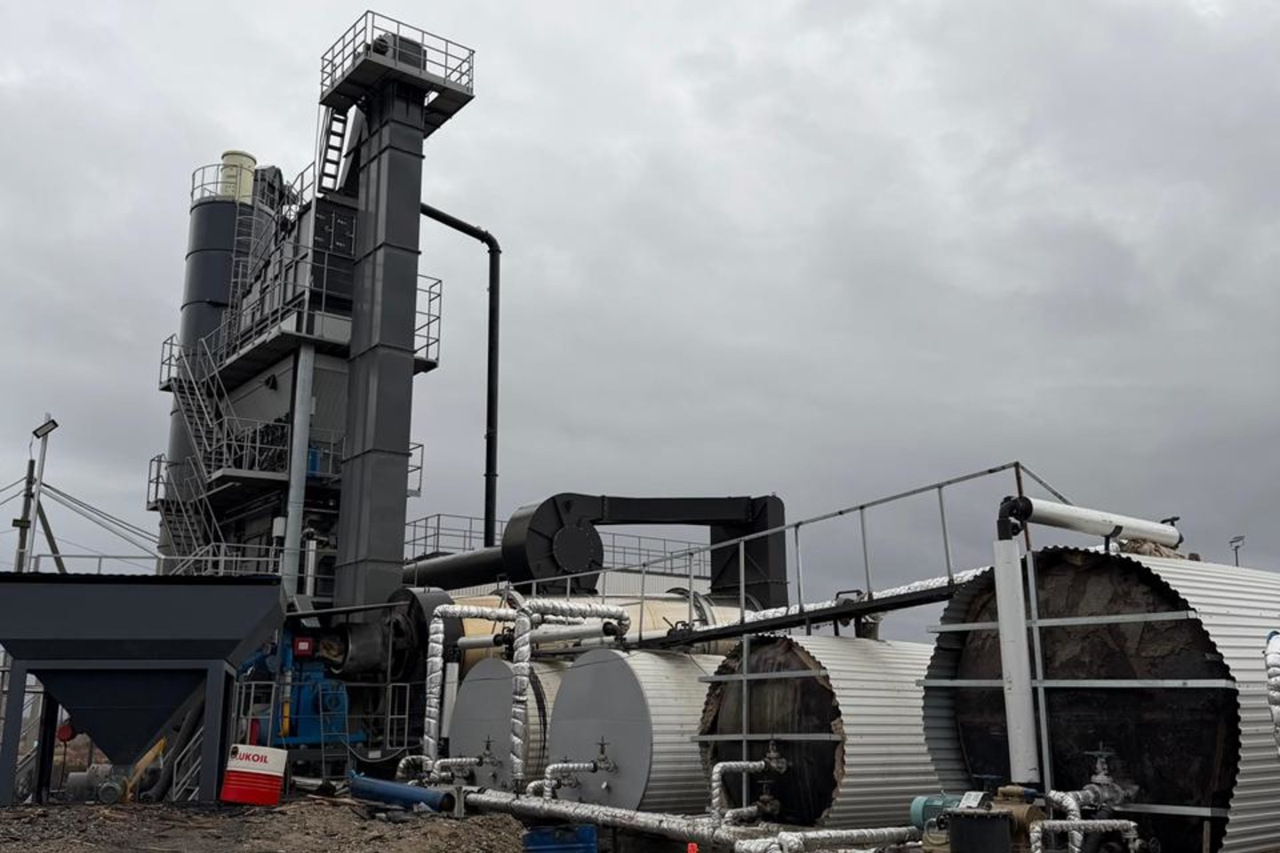 Усть-Каменогорск и ВКО / Өскеменнің іргесіндегі зауыт заңсыз асфальт өндірген Усть-Каменогорск и ВКО / Өскеменнің іргесіндегі зауыт заңсыз асфальт өндірген