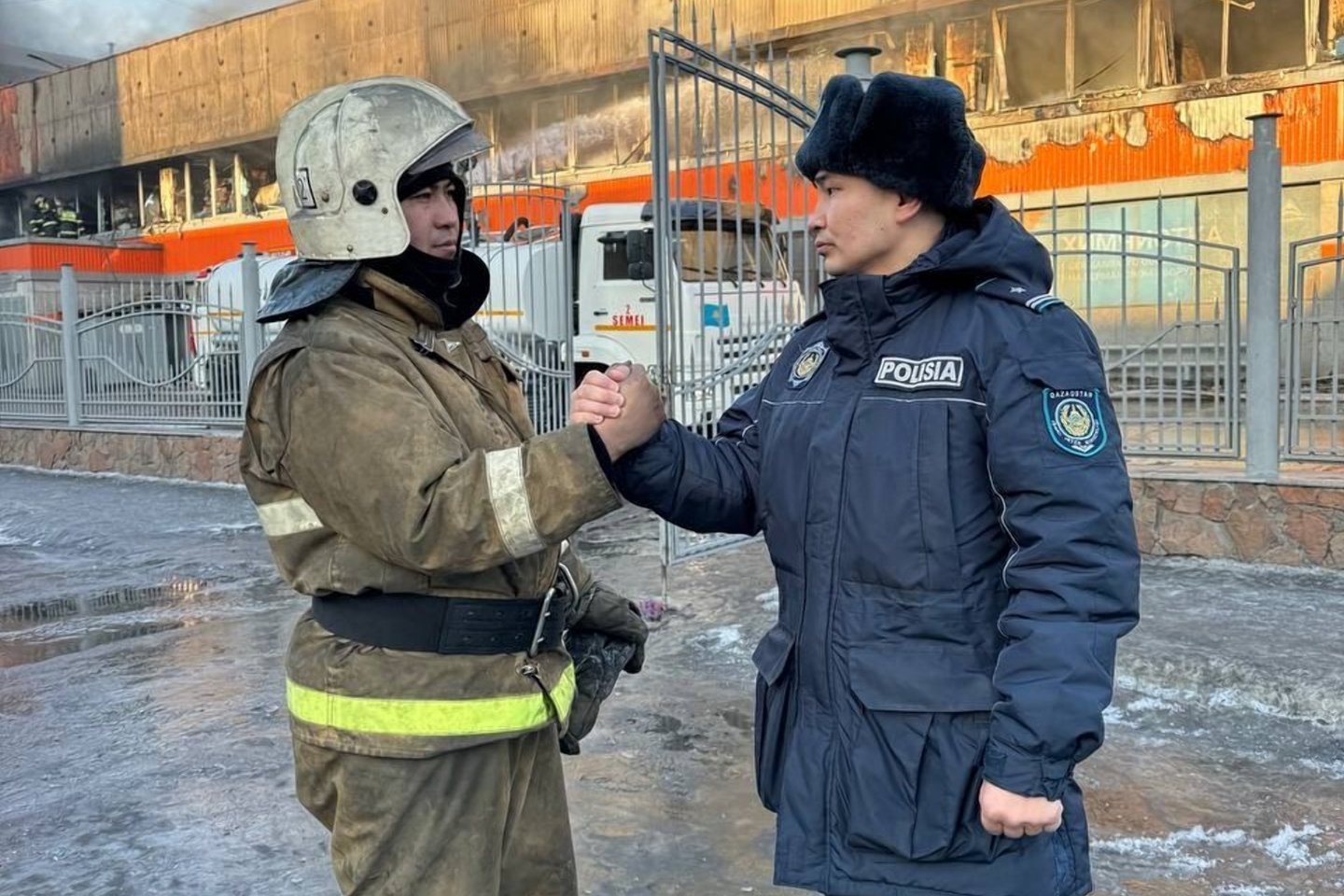 Новости Казахстана / Общество в Казахстане / В Семее ликвидировали пожар в торговом центре