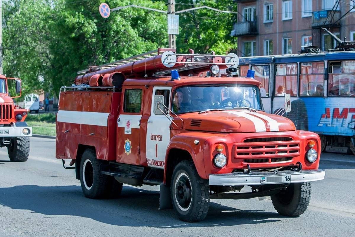 Происшествия в Казахстане и мире / Спасатели ВКО помогли двум женщинам при пожаре