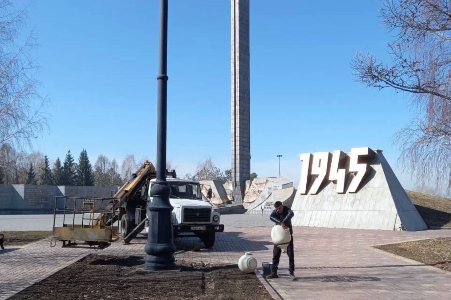 Новости Казахстана / Общество в Казахстане / В Усть-Каменогорске начали реставрацию памятника героям ВОВ на Стрелке