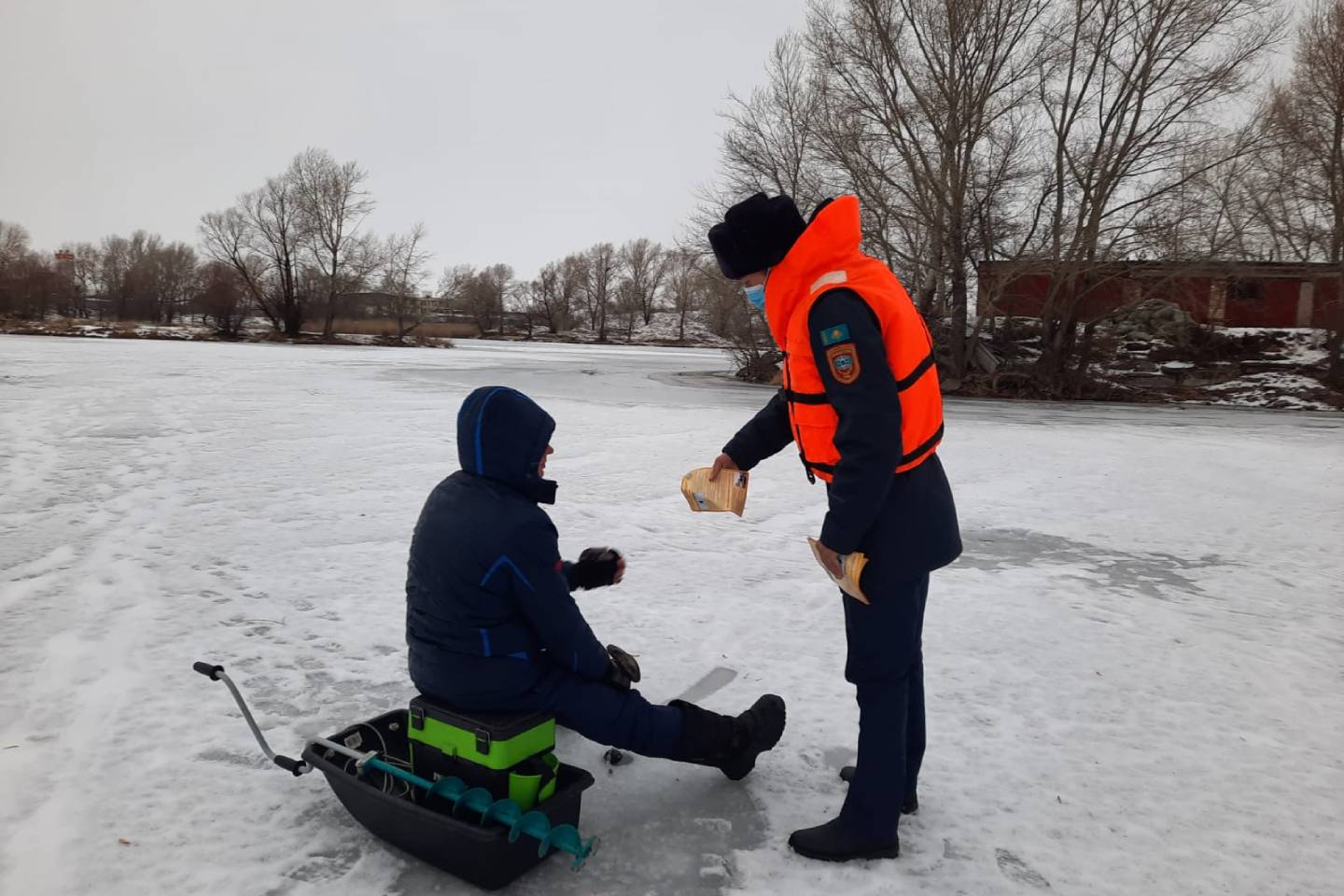 Происшествия в Казахстане и мире / Как не уйти под лед на рыбалке этой зимой, рассказали спасатели ВКО