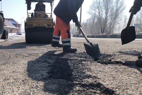 Усть-Каменогорск и ВКО / В Усть-Каменогорске начался ямочный ремонт на проезжей части