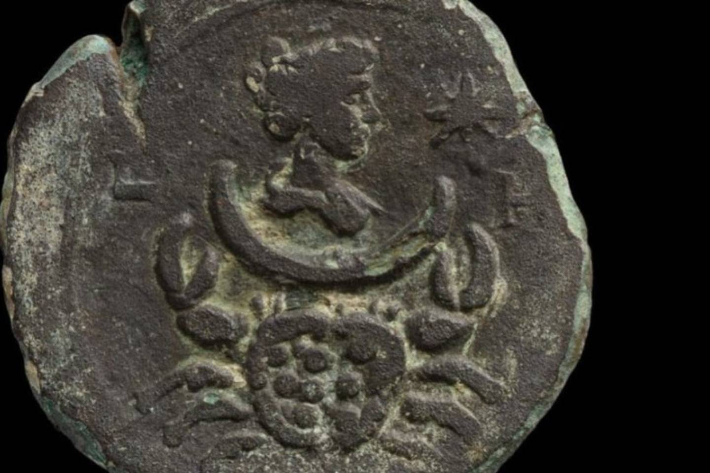 Новости мира / Интересные новости / Редкую Римскую монету с изображением богини Луны нашли в Израиле