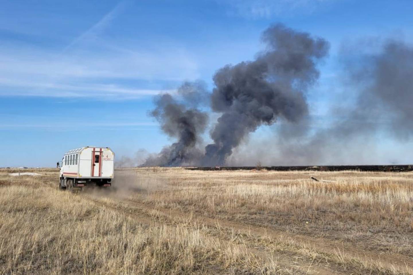 Новости Казахстана / Общество в Казахстане / Пожарные ликвидировали огонь возле аэропорта Астаны