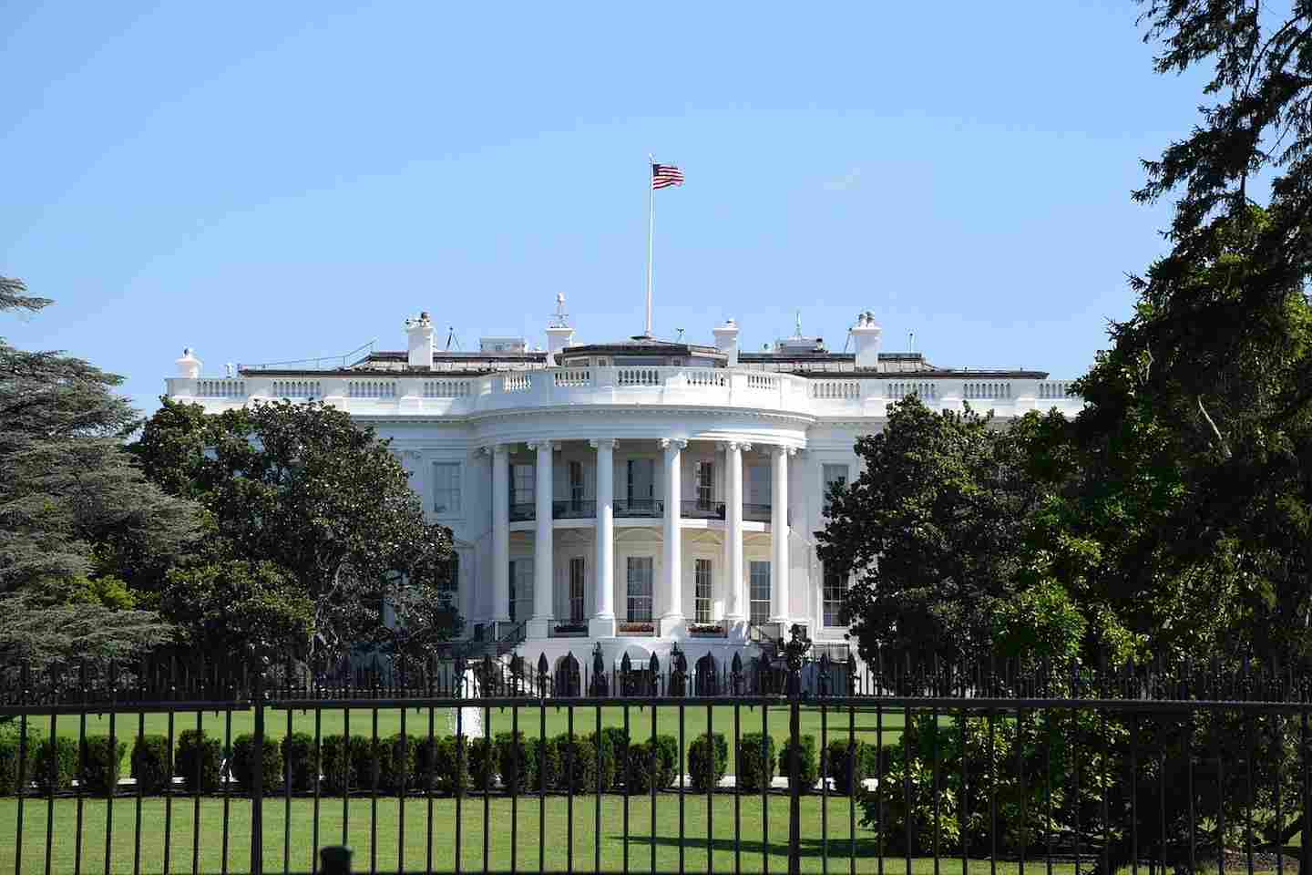 Новости мира / Политика в мире / Трамп отменяет подписанные автопером указы Байдена