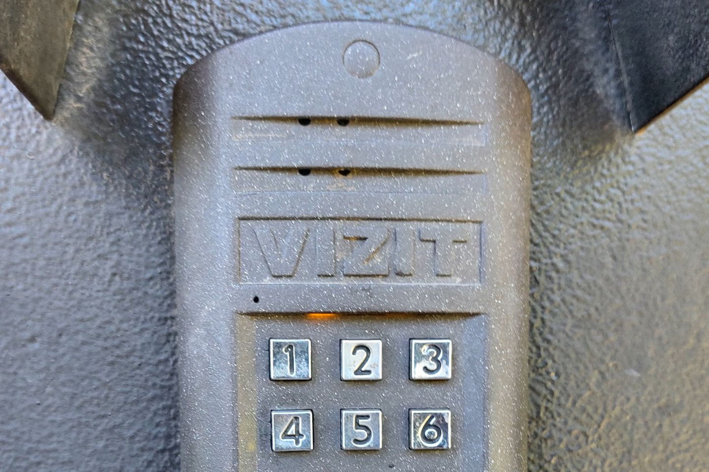 Усть-Каменогорск и ВКО / Усть-Каменогорск / Житель Усть-Каменогорска получил удар током, прикоснувшись к двери подъезда