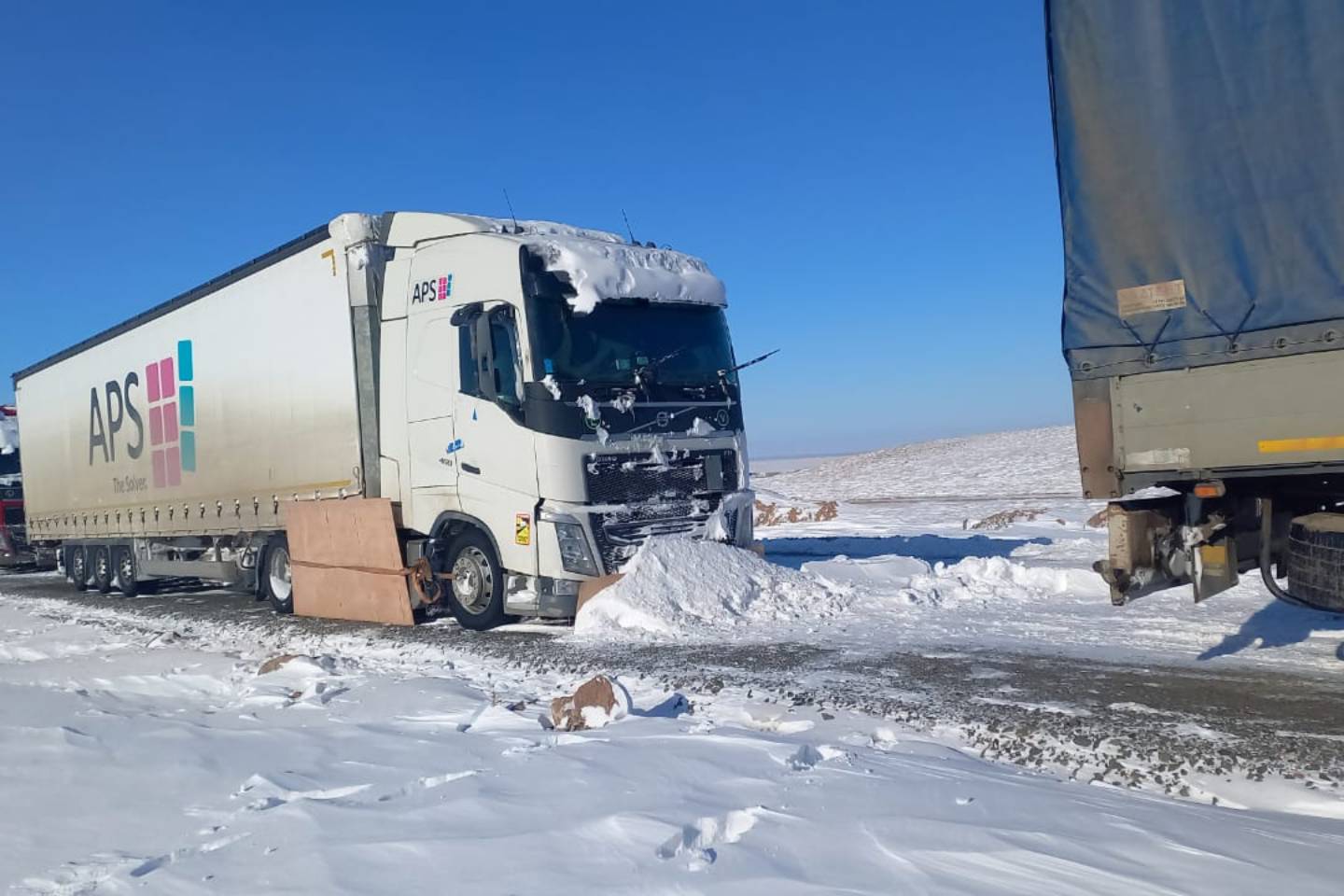 Усть-Каменогорск и ВКО / Спасатели в ВКО эвакуировали 16 водителей большегрузов