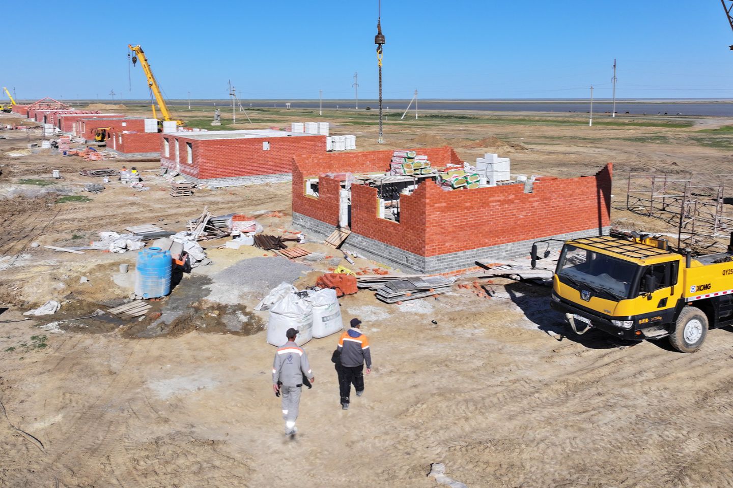 Новости Казахстана / Онлайн-трансляцию постройки жилья для пострадавших от паводков запустили в РК