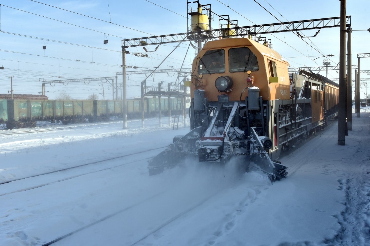 Усть-Каменогорск и ВКО / 5 противоразмывных поездов с бутовым камнем, рельсовыми пакетами формируют в ВКО
