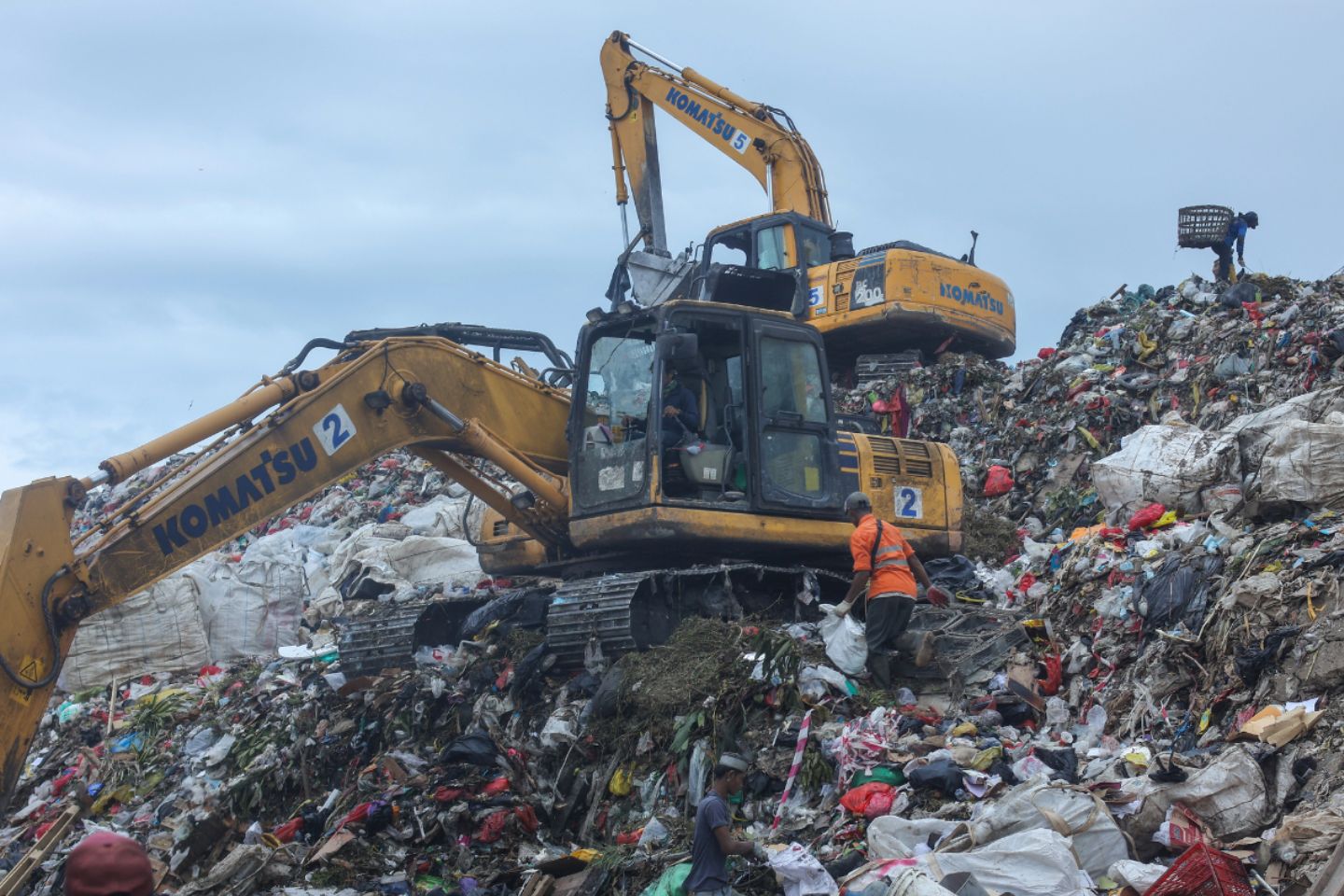 Новости мира / Сход мусора на полигоне под Джакартой унес жизни семи человек