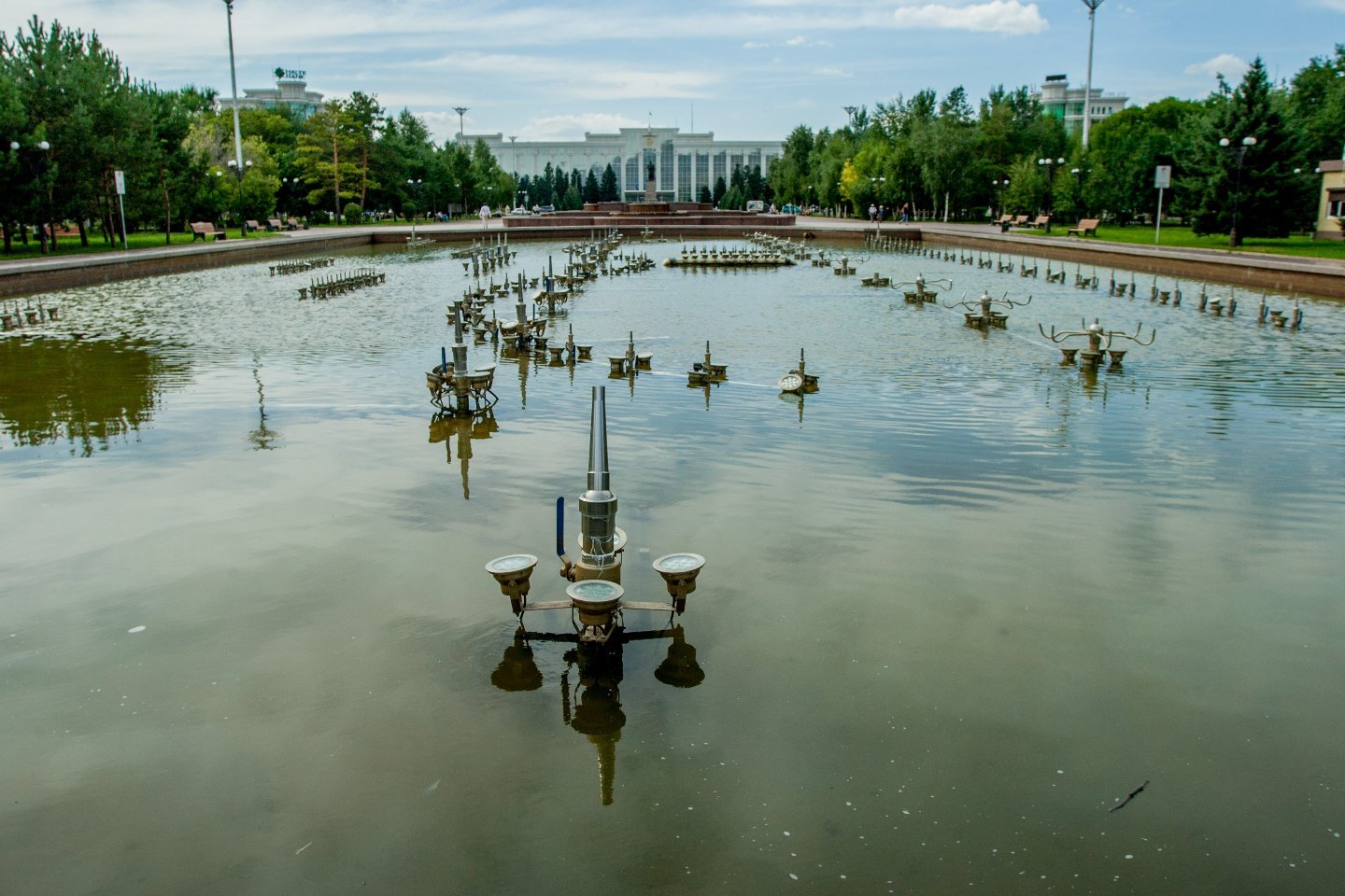 Усть-Каменогорск и ВКО / Усть-Каменогорск / Фонтан на главной площади Усть-Каменогорска помоют и покрасят