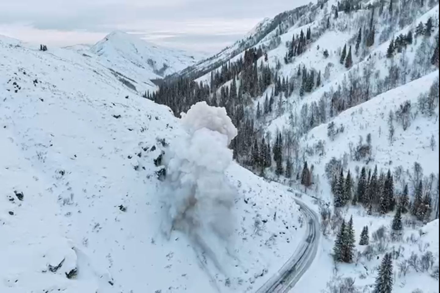 Усть-Каменогорск и ВКО / В ВКО закроют дорогу из-за профилактического спуска лавин