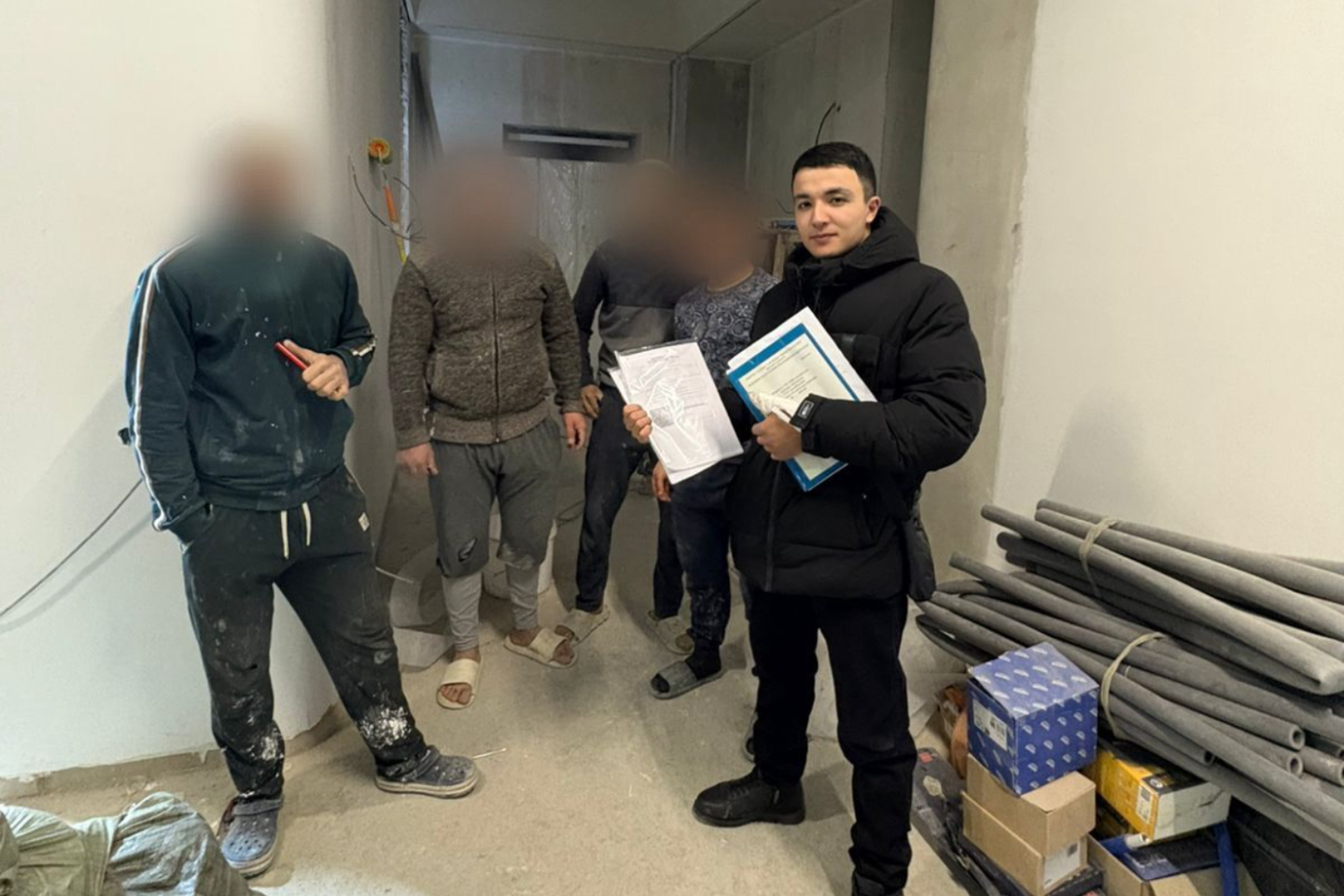 Усть-Каменогорск и ВКО / Полицейские в ВКО прикрыли предприятие, наживавшееся на иностранцах Усть-Каменогорск и ВКО / Полицейские в ВКО прикрыли предприятие, наживавшееся на иностранцах