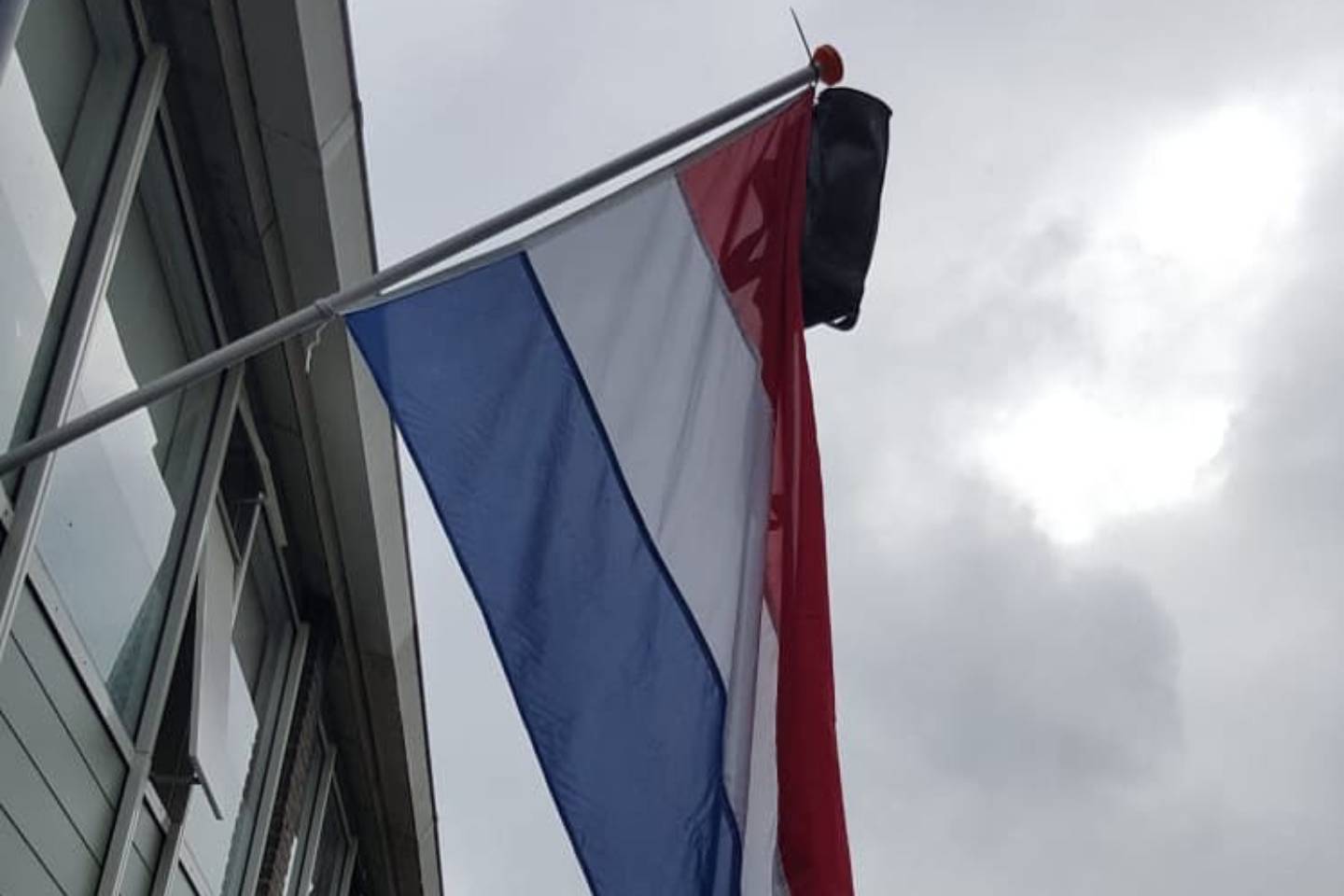 Новости мира / Интересные новости / Школьные ранцы появились на флагах в Нидерландах