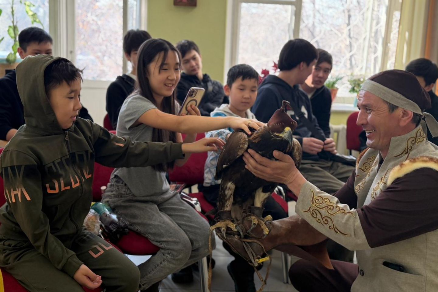 Усть-Каменогорск и ВКО / Усть-Каменогорск / Как молодежь Усть-Каменогорска обучали тонкостям соколиной охоты