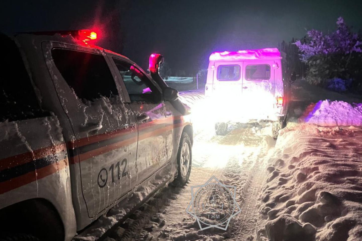 Новости Казахстана / Сотрудники МЧС доставили врачей к пациенту через снежные заносы Новости Казахстана / Сотрудники МЧС доставили врачей к пациенту через снежные заносы