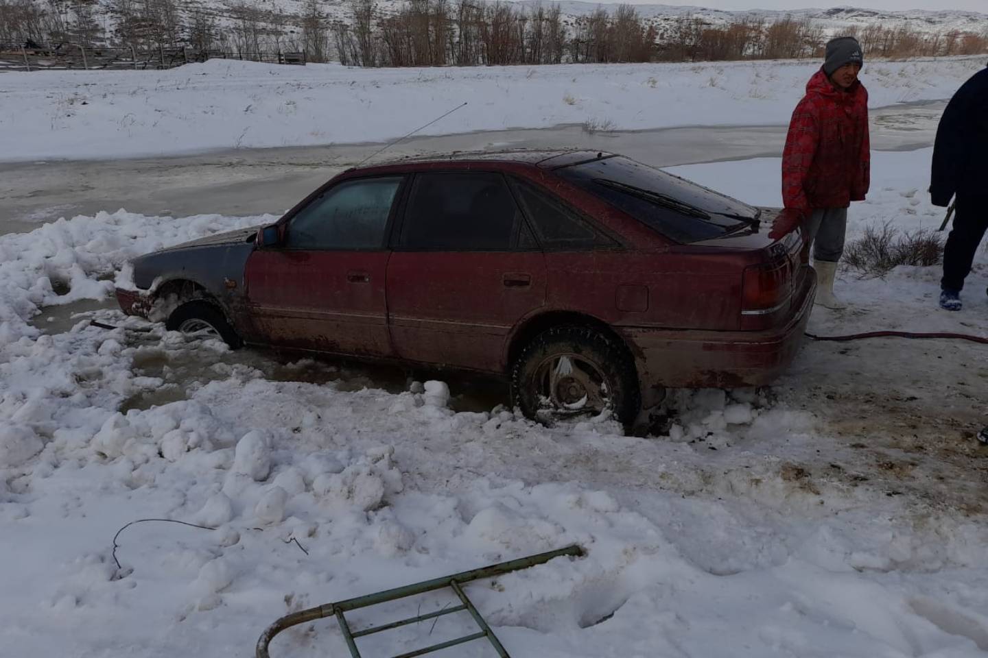 Усть-Каменогорск и ВКО / Спасатели помогли путникам, попавшим в снежную ловушку в ВКО