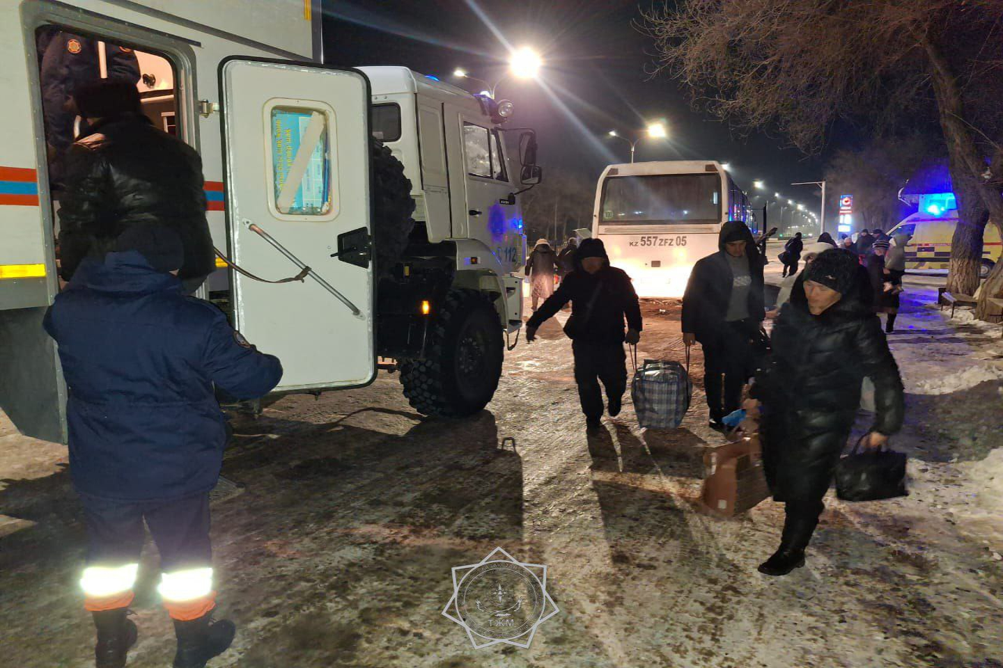 Происшествия в Казахстане и мире / ЧП в Казахстане и в мире / МЧС эвакуировало 24 пассажира с трассы Алматы - Усть-Каменогорск Происшествия в Казахстане и мире / ЧП в Казахстане и в мире / МЧС эвакуировало 24 пассажира с трассы Алматы - Усть-Каменогорск