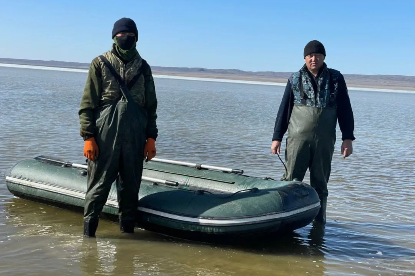 Усть-Каменогорск и ВКО / В связи с паводками и разливами рек в ВКО приходится спасать и… рыбу