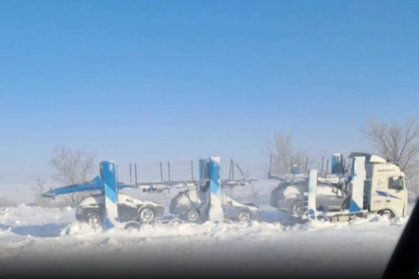 Новости Казахстана / Общество в Казахстане / Почти неделю не могли вытащить автовоз с машинами из кювета в РК