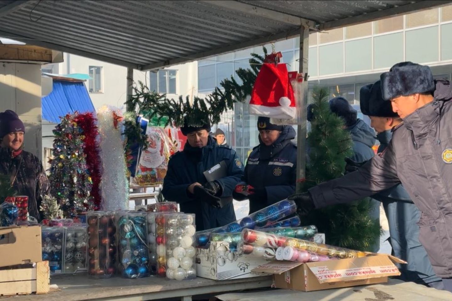 Усть-Каменогорск и ВКО / Полицейские и спасатели ВКО проверили более 240 точек реализации пиротехники