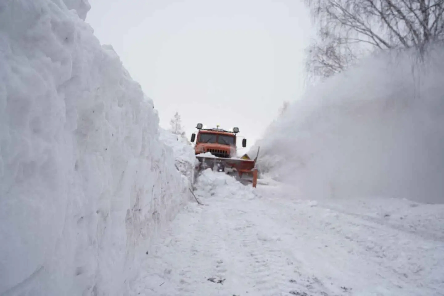 Усть-Каменогорск и ВКО / Дорожник погиб после расчистки трассы в ВКО