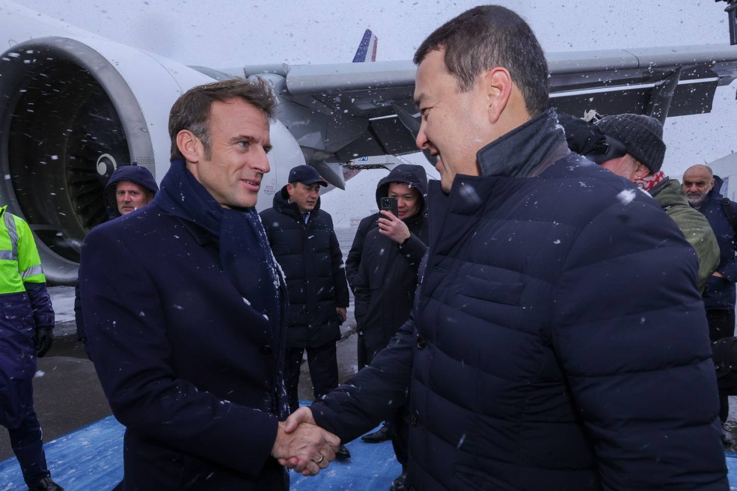 Новости мира / Политика в мире / Президент Франции прибыл в Казахстан