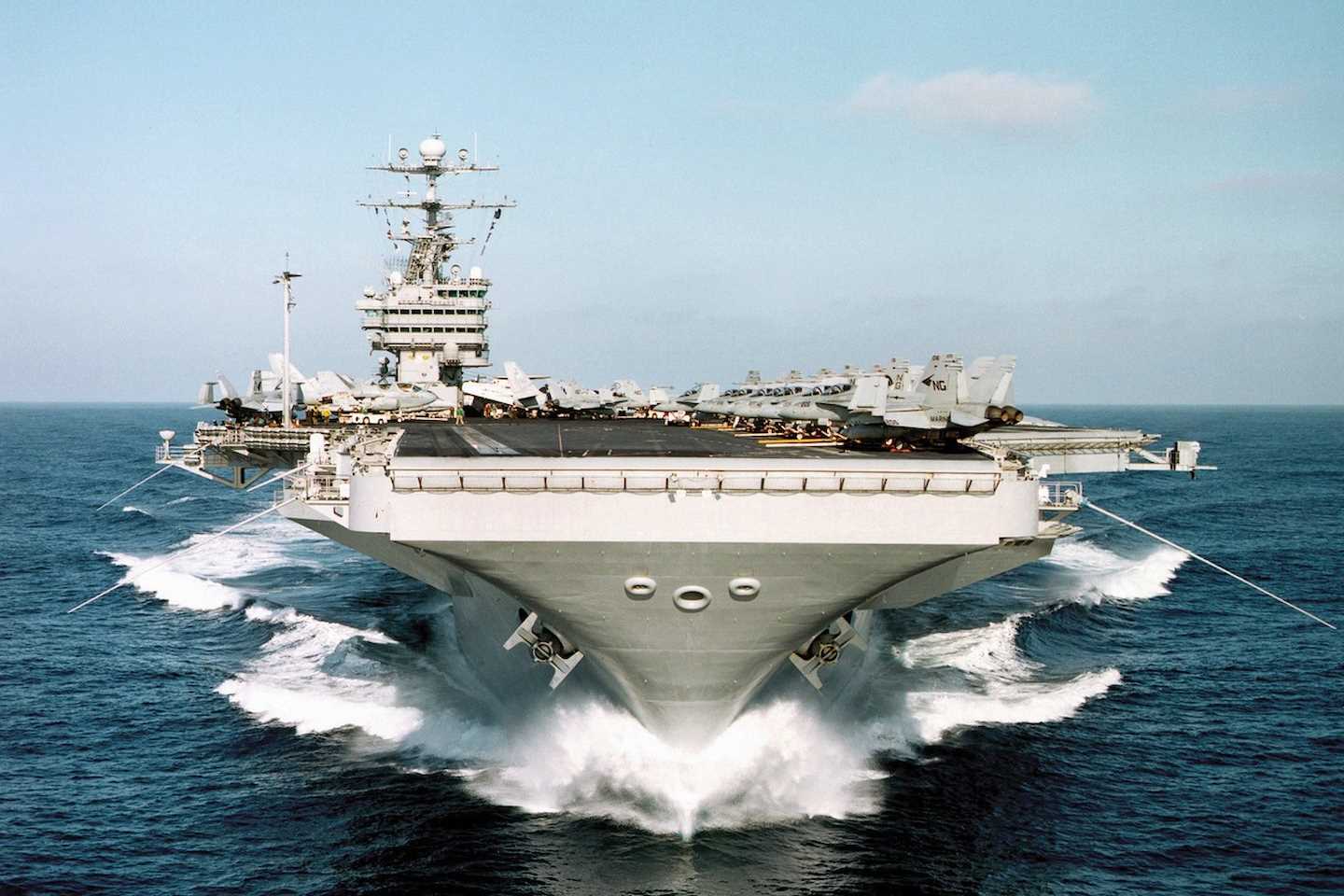 Новости мира / Политика в мире / Еще один авианосец США двигается к берегам Ирана 