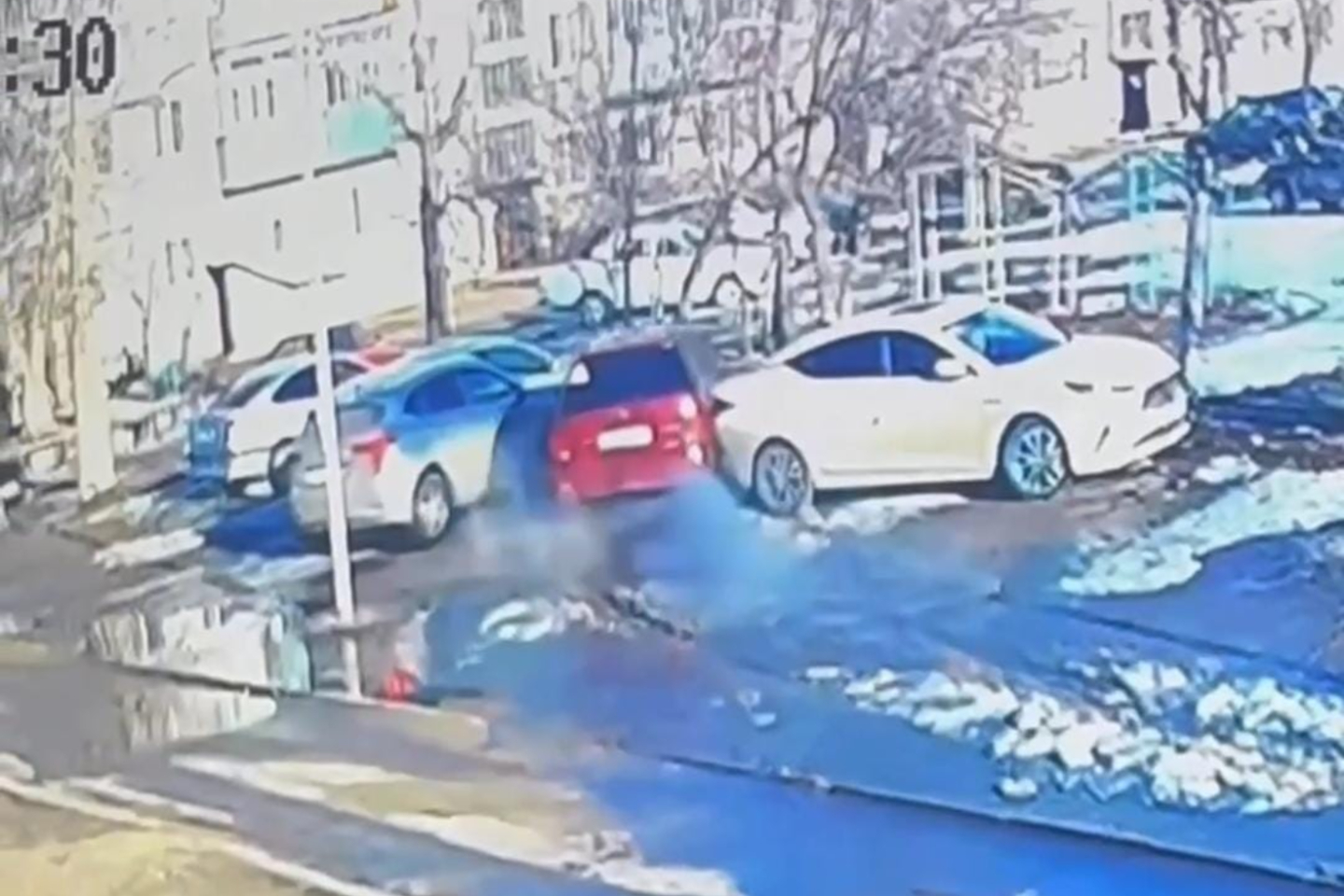 Происшествия в Казахстане и мире / ДТП / Пьяная женщина без прав протаранила три машины на парковке в Курчатове