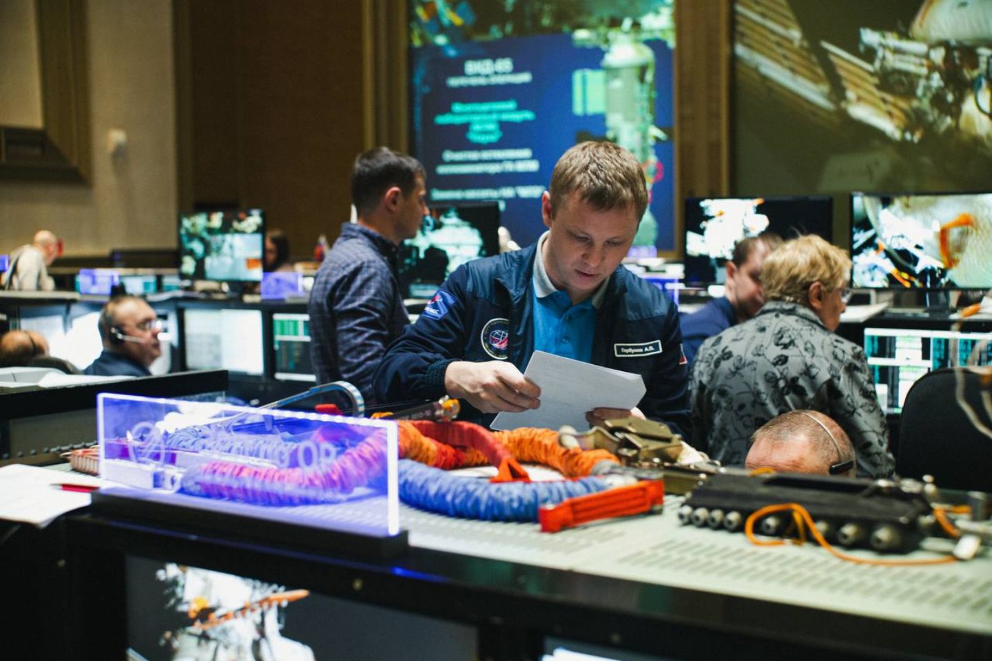 Новости мира / Российские космонавты впервые в мире вырастили в космосе идеальные кристаллы