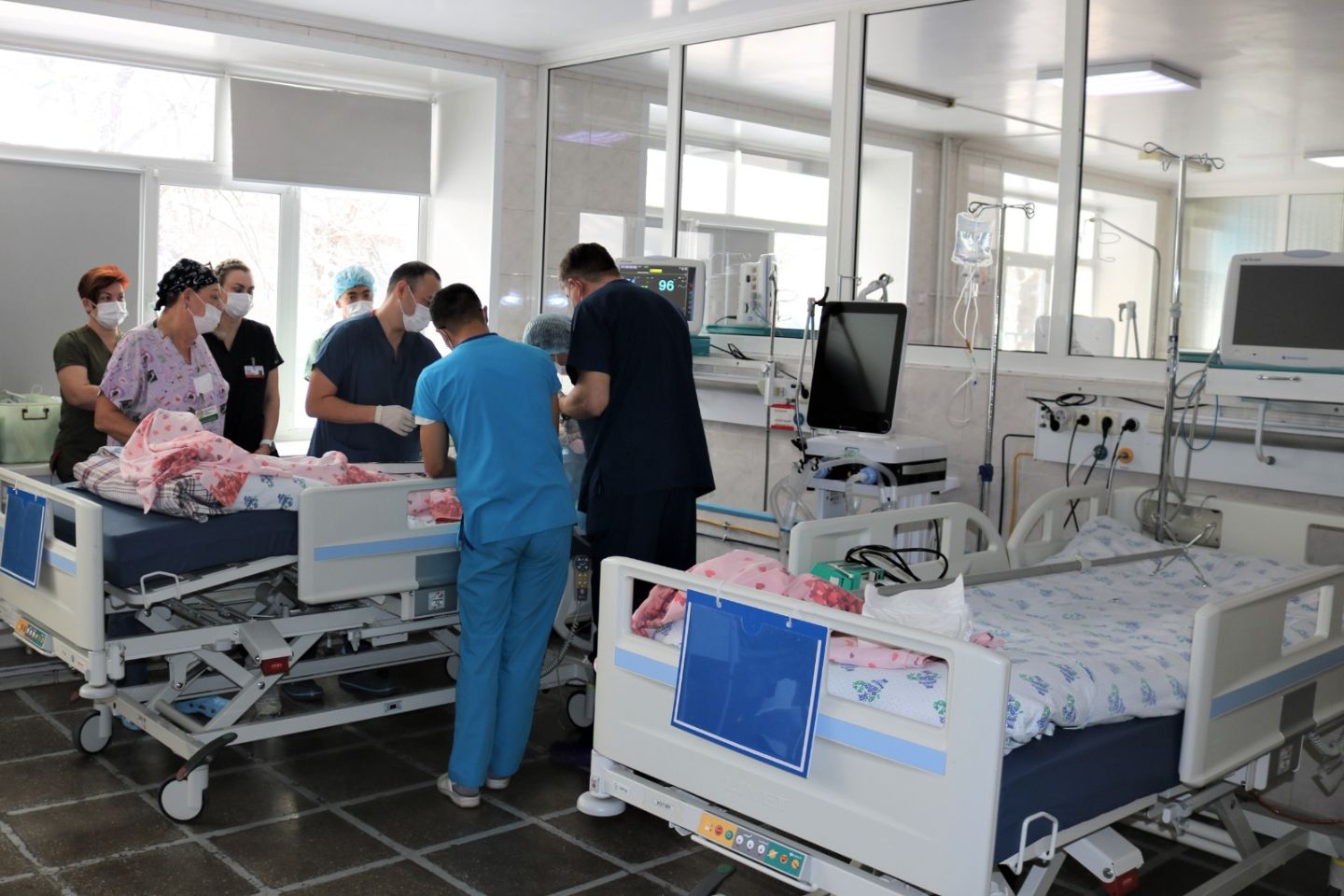 Усть-Каменогорск и ВКО / Усть-Каменогорск / Врачи ВК Областной больницы спасли вахтовика, пострадавшего при обвале шахты