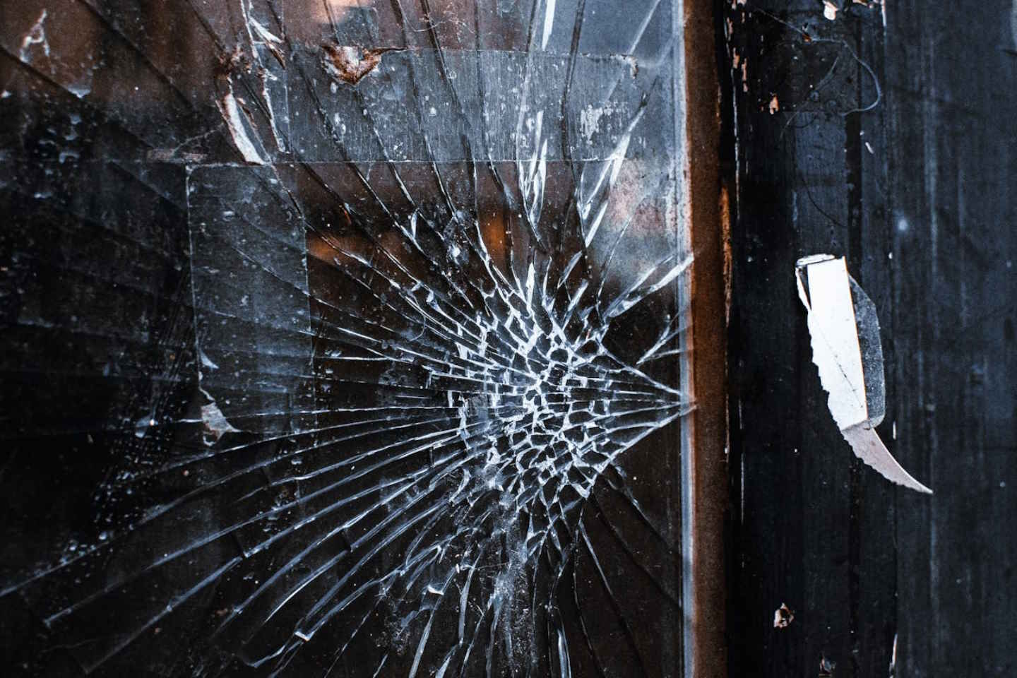 Новости Казахстана / Общество в Казахстане / В Петропавловске хулиган разбил окна в полиции из-за штрафа