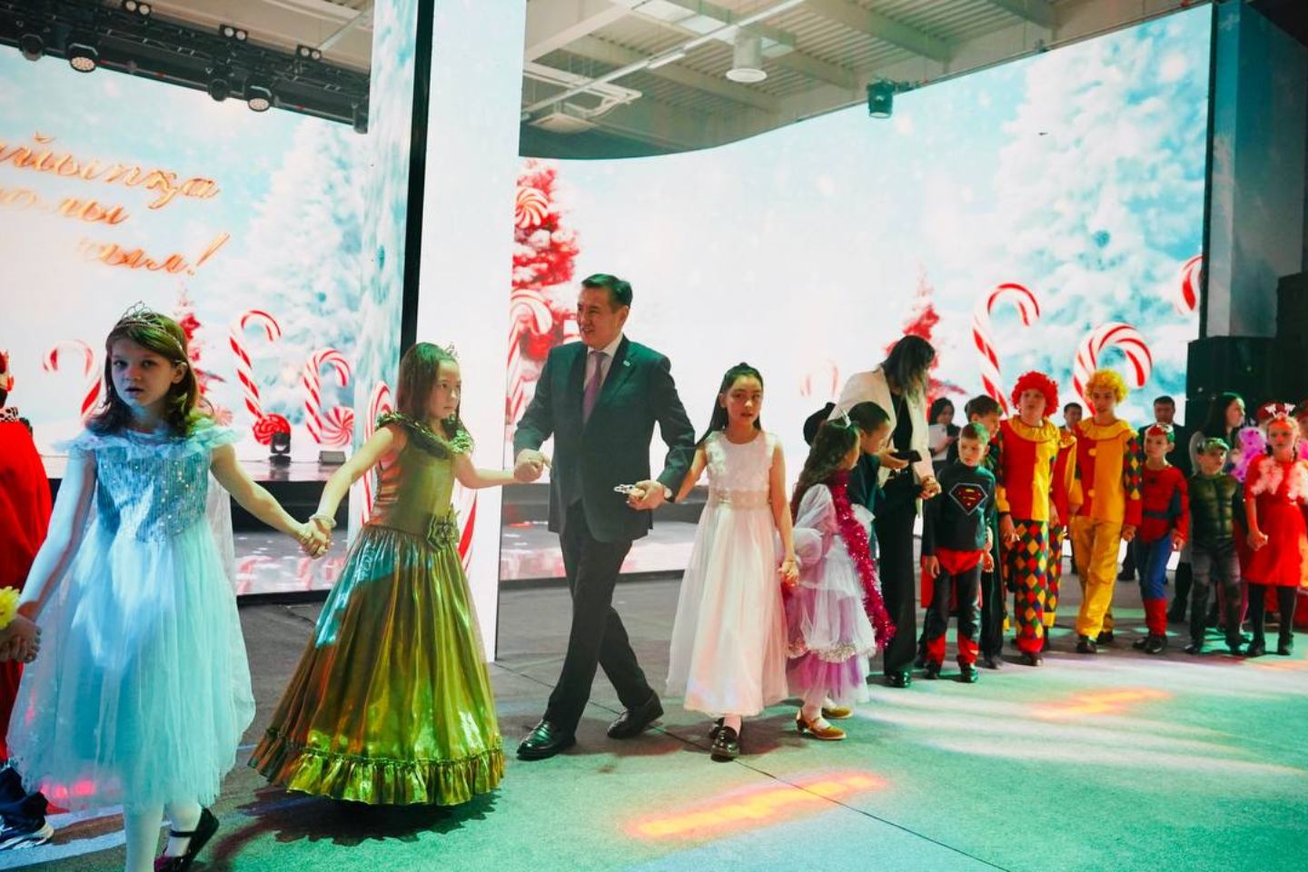 Усть-Каменогорск и ВКО / 450 детей посетили новогодние представлениях от Президента РК и акима ВКО
