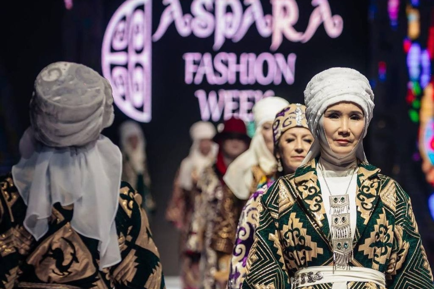Новости мира / Париж бен Миланда қазақ әжелері сән көрсетеді