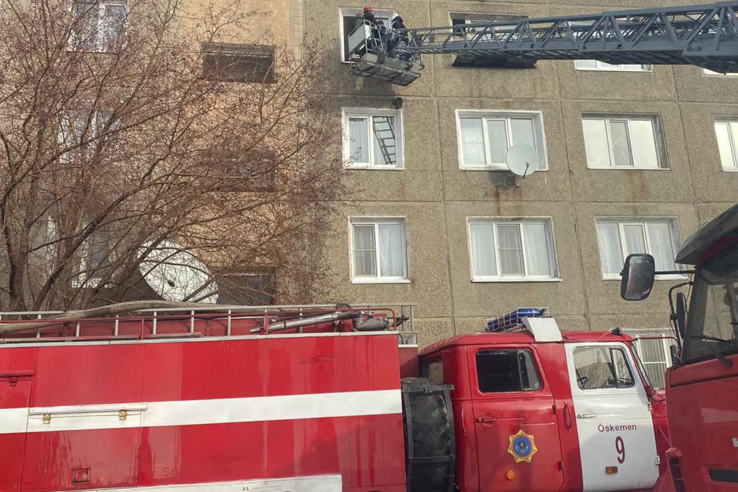 Усть-Каменогорск и ВКО / Пожарные Усть-Каменогорска эвакуировали 15 человек из девятиэтажного дома
