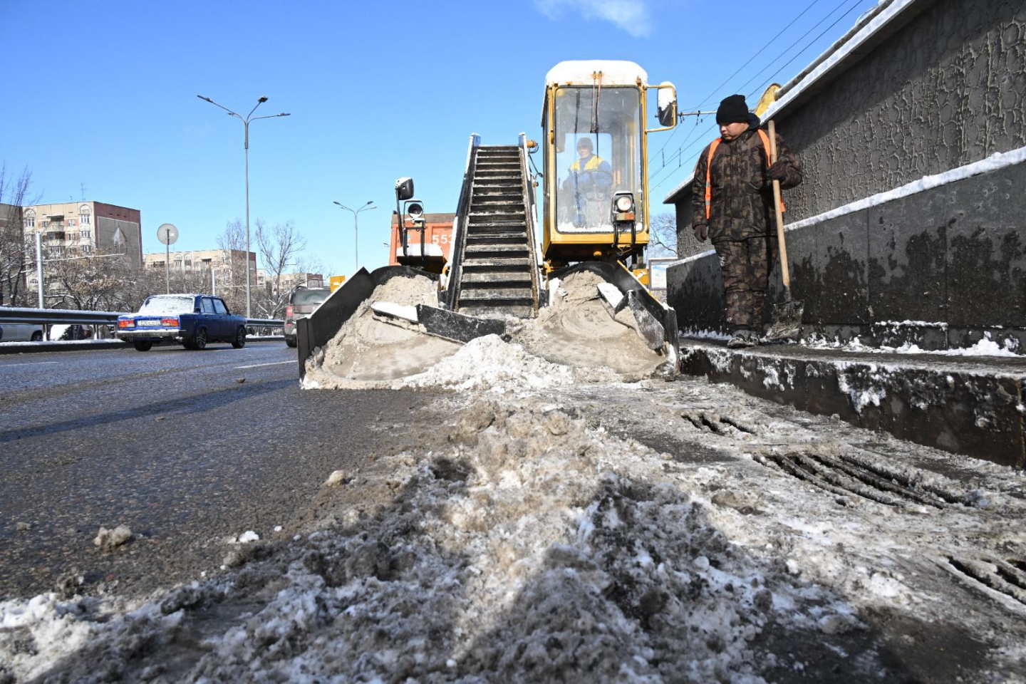 Новости Казахстана / В Алматы расплавили 25 тысяч кубометров снега