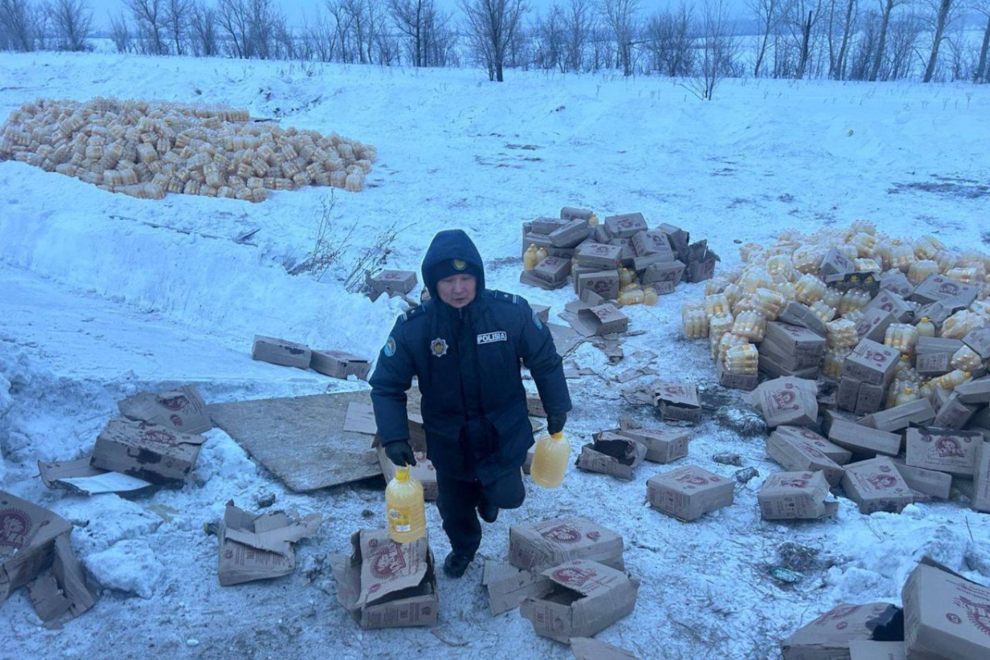 Новости Казахстана / Фура слетела с трассы в ВКО: полицейские пришли на помощь водителю