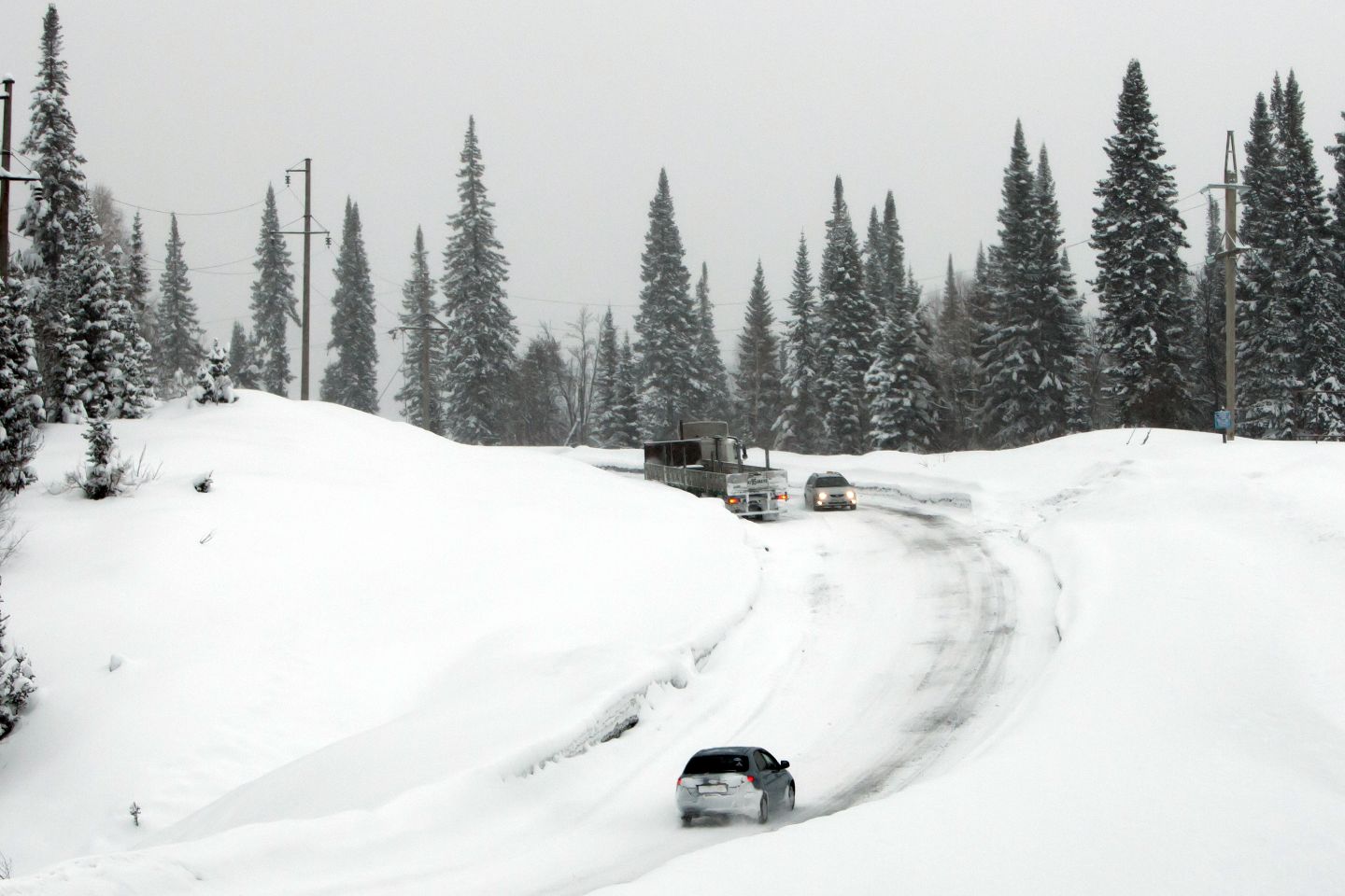 Усть-Каменогорск и ВКО / На трассе Усть-Каменогорск - Семей полицейские оказали помощь водителю