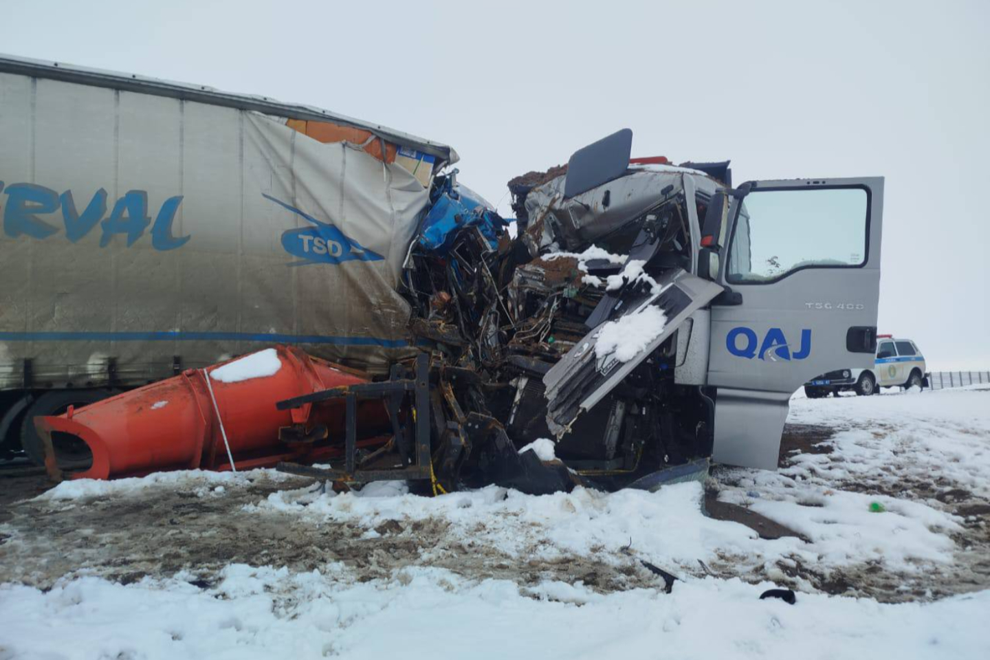 Происшествия в Казахстане и мире / ДТП / Берегись дорожника: грузовик снес погрузчик ТОО "КАЖсервис"