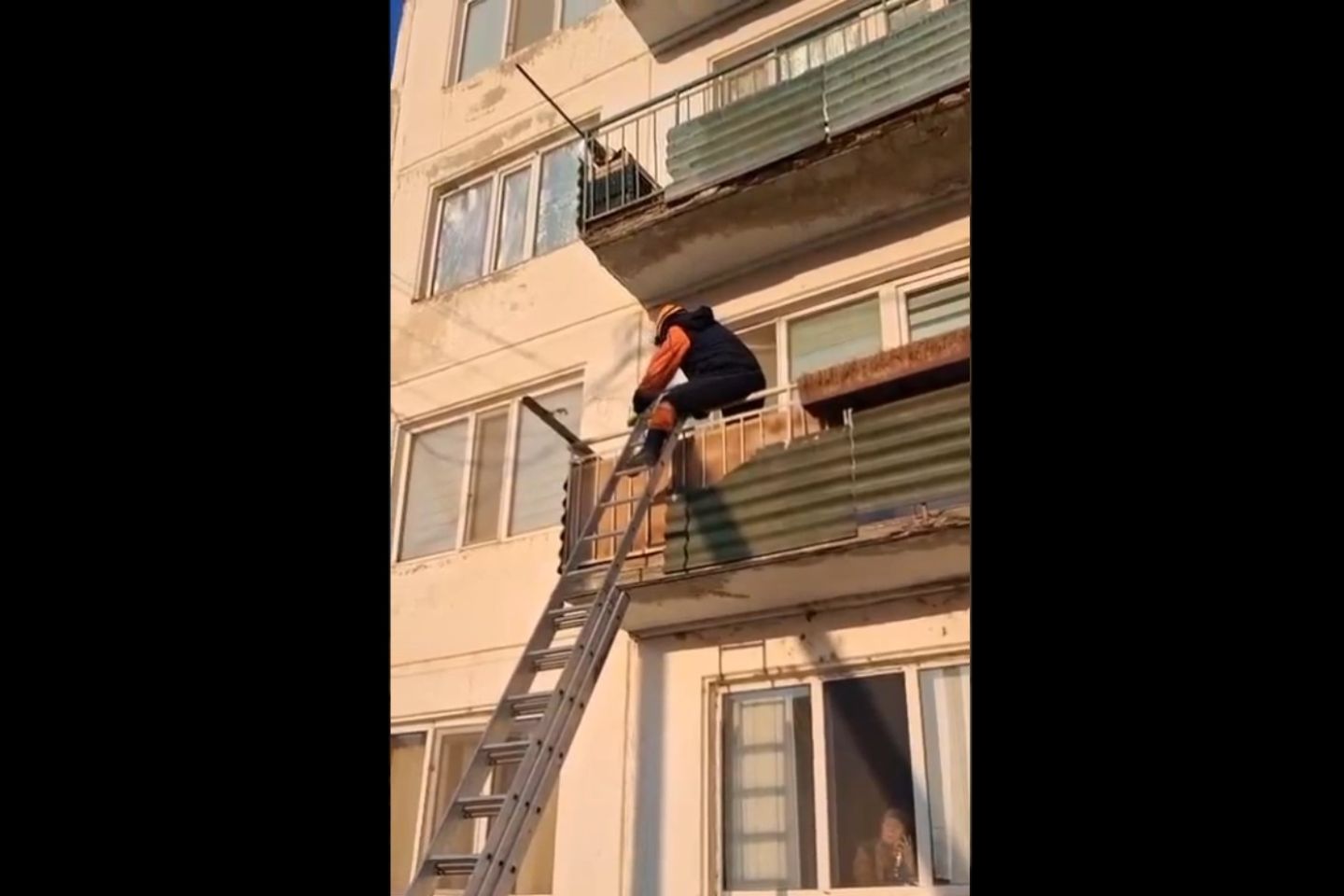 Новости Казахстана / Сотрудники МЧС РК нашли пострадавшего в квартире и передали медикам