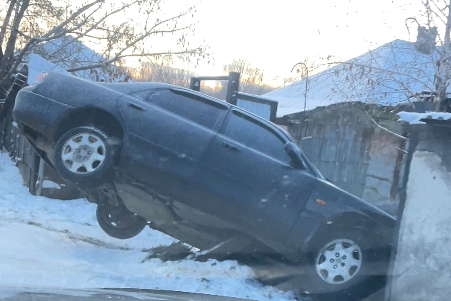 Усть-Каменогорск и ВКО / В Белоусовке уже заметили жертв гололеда: MAZDA "повисла" в воздухе Усть-Каменогорск и ВКО / В Белоусовке уже заметили жертв гололеда: MAZDA "повисла" в воздухе