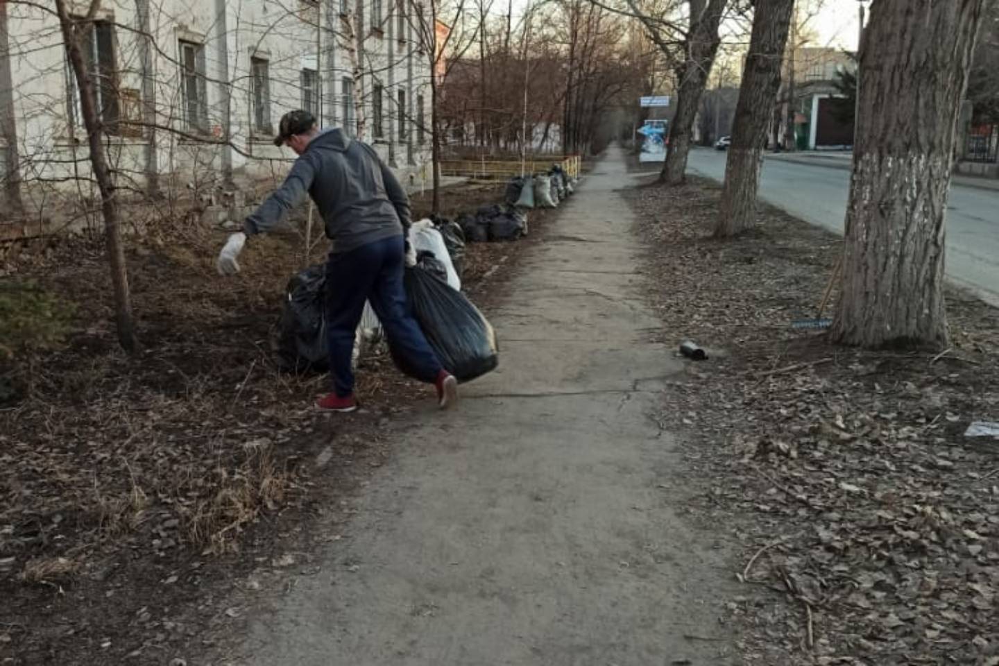 Газета / В Усть-Каменогорске жителей дома чуть не оштрафовали за убранный во дворе мусор