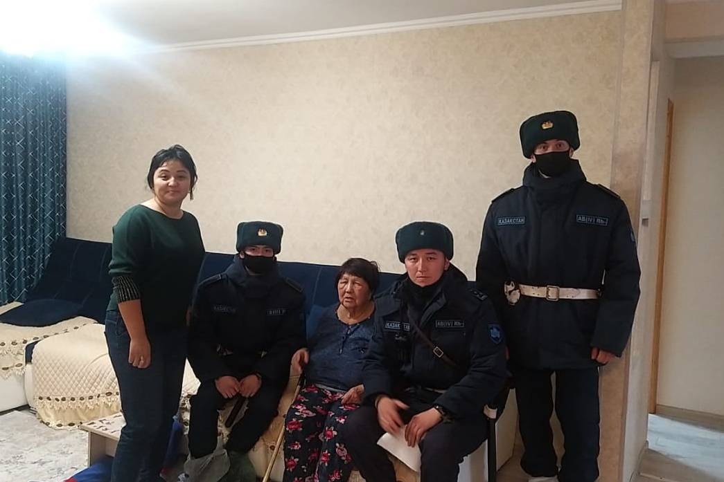 Усть-Каменогорск и ВКО / В Усть-Каменогорске пенсионерка оказалась заблокирована в квартире, ее спасли гвардейцы