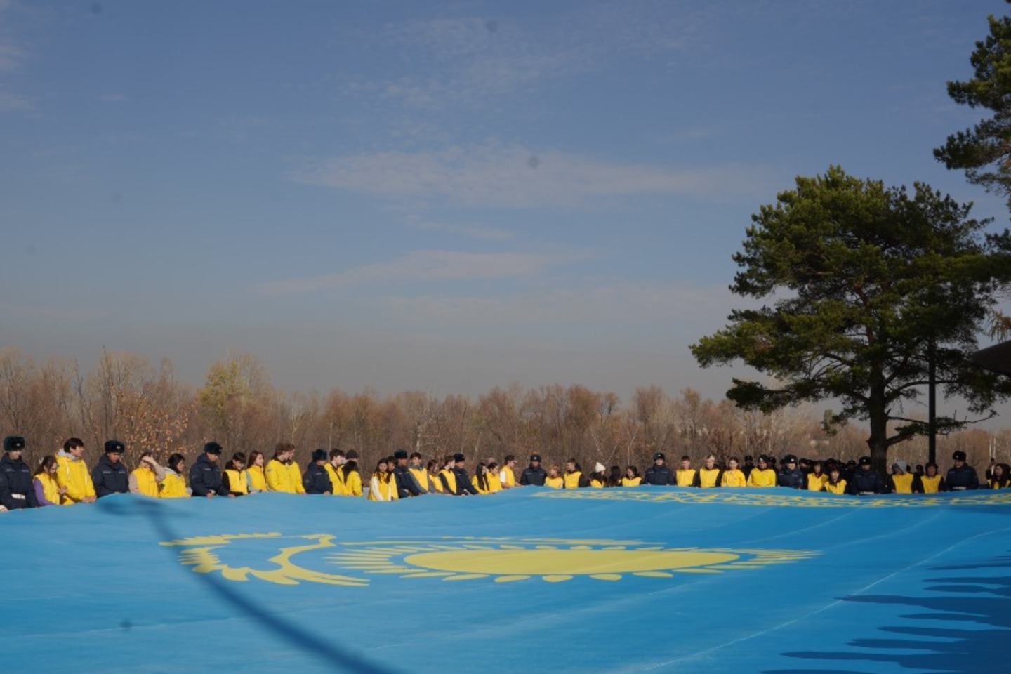Усть-Каменогорск и ВКО / Өскеменнің жастары ең үлкен Туды көтеріп шеру тартты Усть-Каменогорск и ВКО / Өскеменнің жастары ең үлкен Туды көтеріп шеру тартты