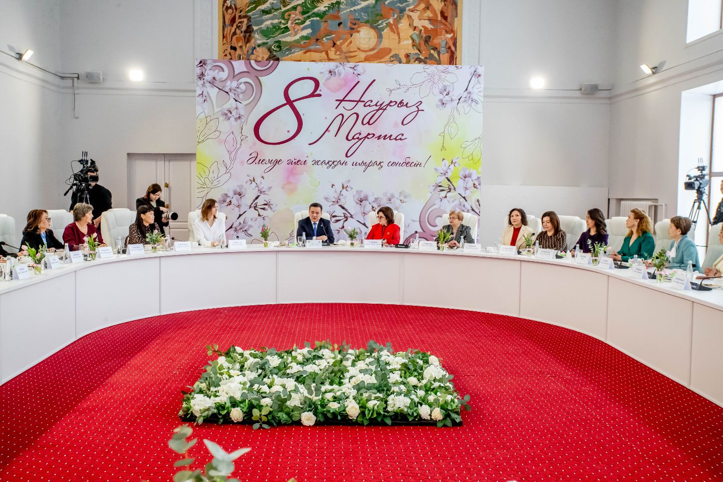 Усть-Каменогорск и ВКО / Тепло души и нежные тюльпаны: аким ВКО поздравил женщин в Доме дружбы