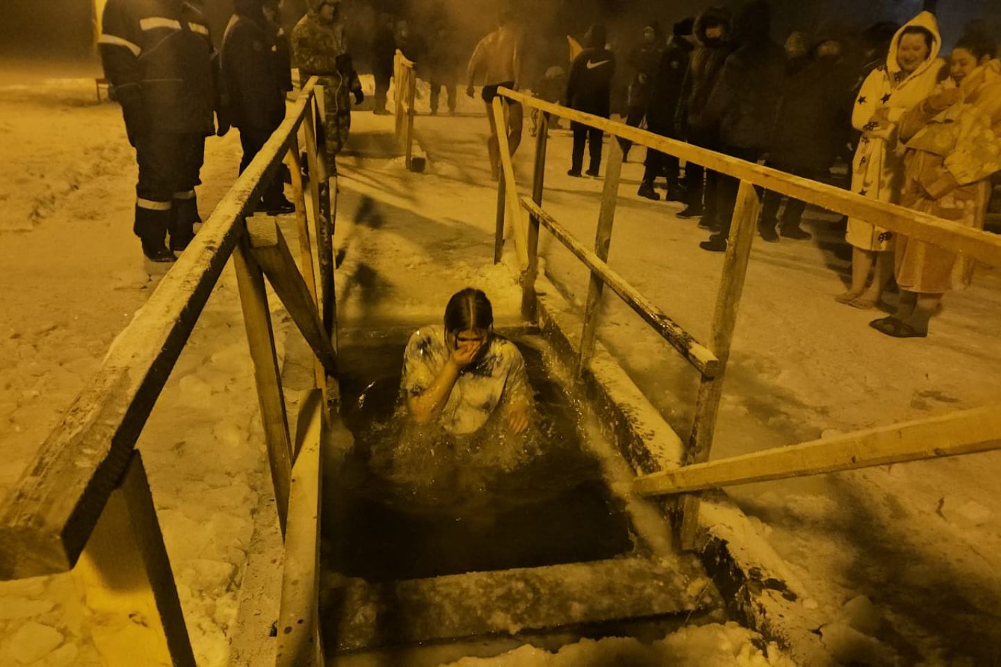 Усть-Каменогорск и ВКО / За несколько часов в купели ВКО окунулись почти 900 человек на Крещение