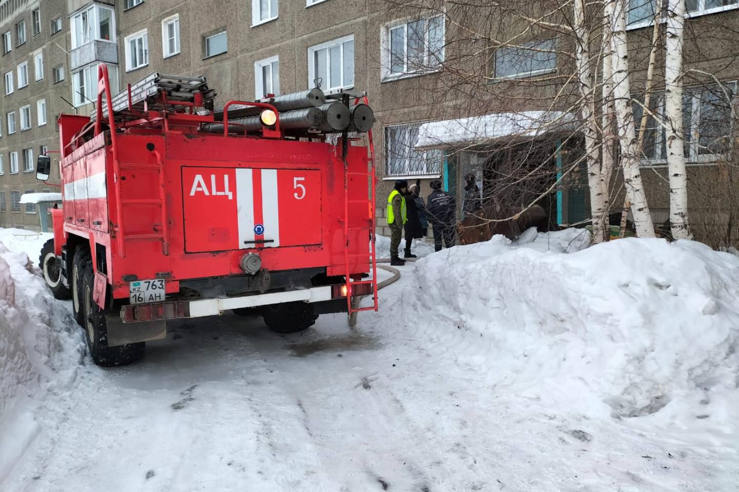 Усть-Каменогорск и ВКО / Пожар в Усть-Каменогорске: спасатели эвакуировали 15 человек
