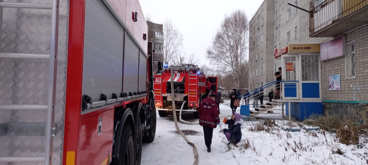 Происшествия в Казахстане и мире / Спасатели эвакуировали 20 человек из жилой пятиэтажки в Усть-Каменогорске