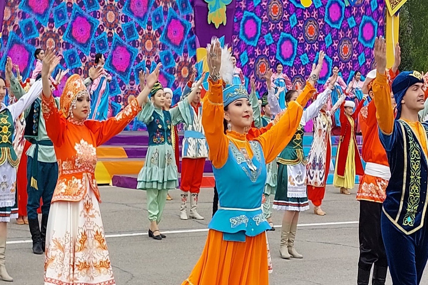 Усть-Каменогорск и ВКО / ШҚО әкімі  Қазақстан халықтарының бірлігі күнімен құттықтады