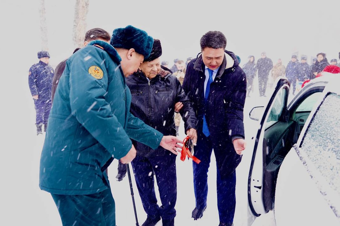 Усть-Каменогорск и ВКО / Глубокое (Глубоковский р-он) / ШҚО әкімі 100 жасқа толған ардагерге автокөлік тарту етті